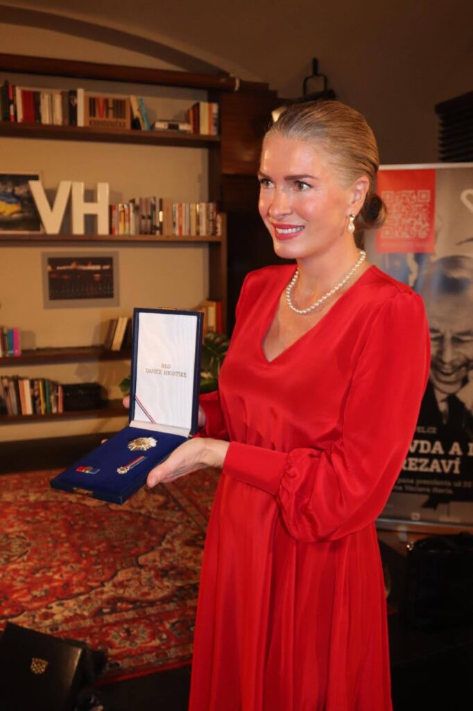 Červené pro Olgu , hedvábí Sartor Bohemia